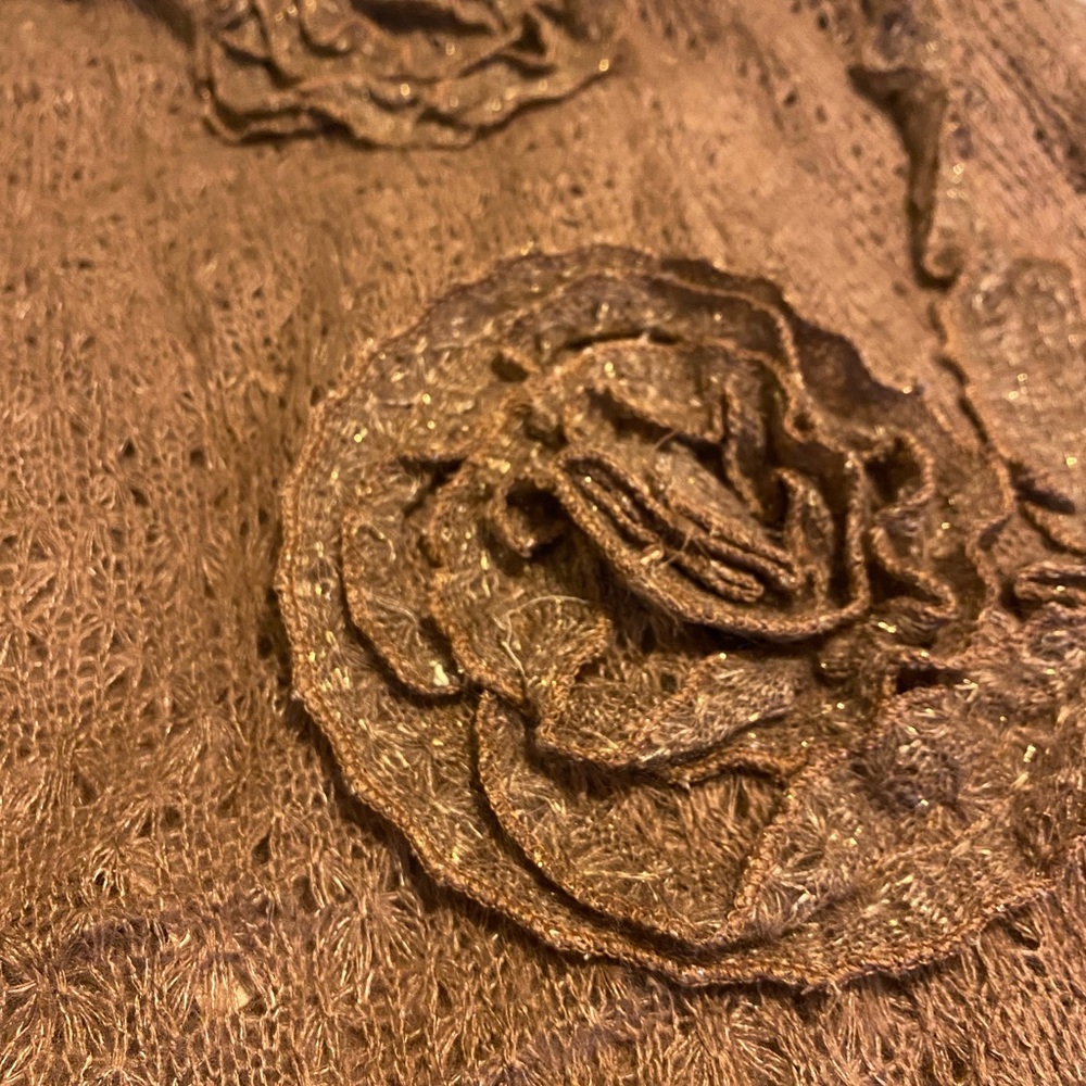 Delicate Scarf with Rosettes - Picture 2 of 4